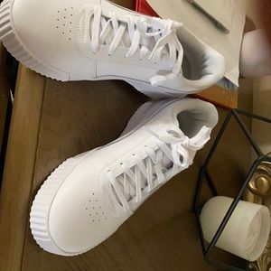 White size 10 puma woman sneakers